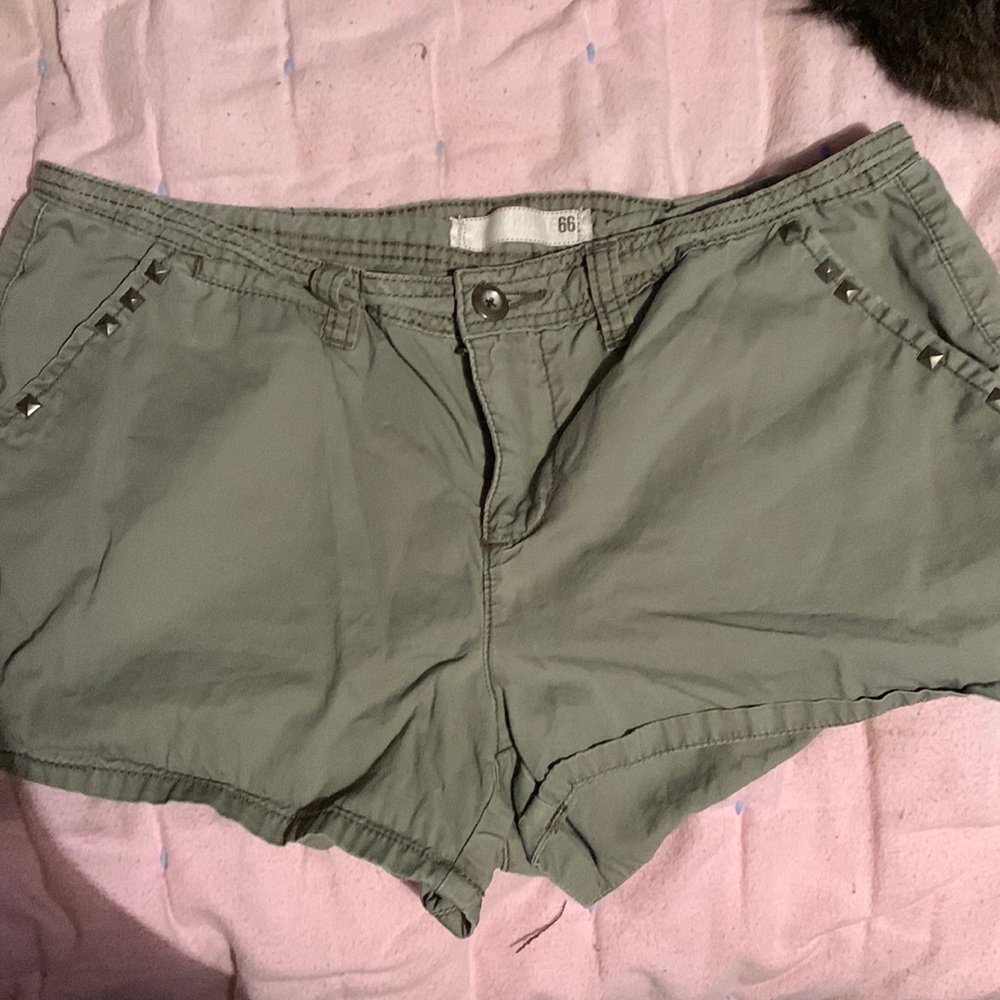 🌸Route 66 size 8 army green shorts !🌺